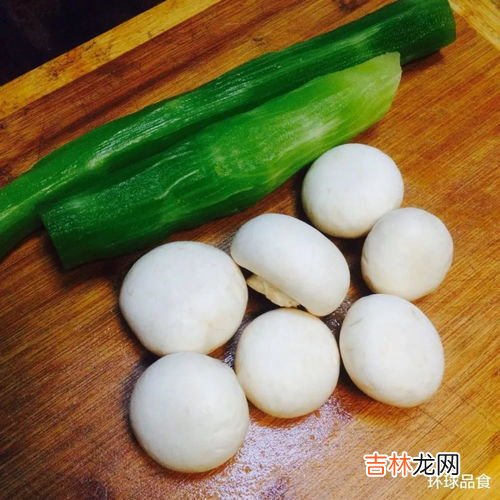 新鲜口蘑需不需要焯水,小炒口蘑，口蘑用焯水吗？