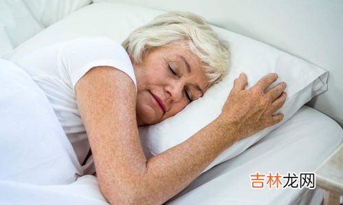 睡觉时不能“脚朝西头朝东”？睡觉朝向真的有说法？今天终于知道了,睡觉时不能脚朝西，头朝东，睡觉的朝向有什么讲究呢？