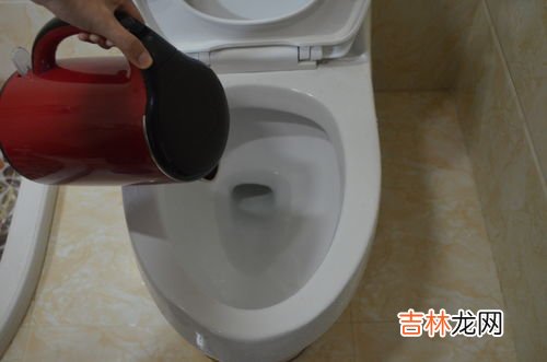 住酒店时要倒开水在马桶,入住酒店时,为啥要先烧壶开水倒进马桶里?过来人:照做准没错