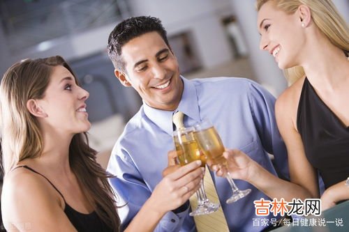 喜欢睡前喝酒的人应该知道专家警告的4种健康风险,喝酒有助于睡眠吗？对身体的危害都有哪些呢？