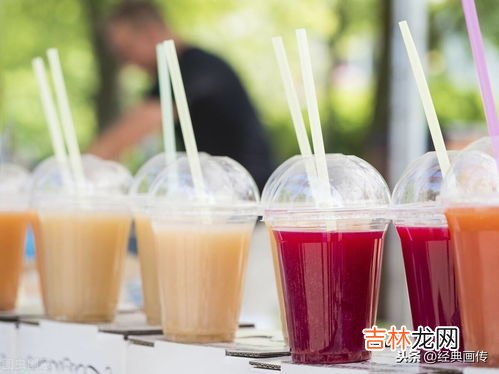 喜欢睡前喝酒的人应该知道专家警告的4种健康风险,喝酒有助于睡眠吗？对身体的危害都有哪些呢？
