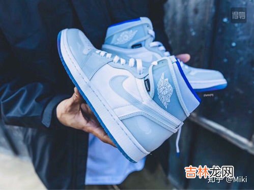 豆绿色衣服搭配什么颜色裤子,豆绿色搭配什么颜色