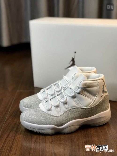 豆绿色衣服搭配什么颜色裤子,豆绿色搭配什么颜色