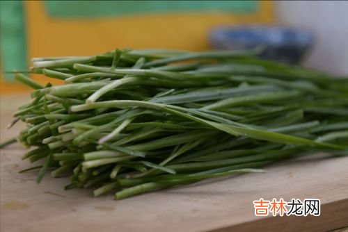 韭菜放草木灰怎么放,韭菜怎么施肥？