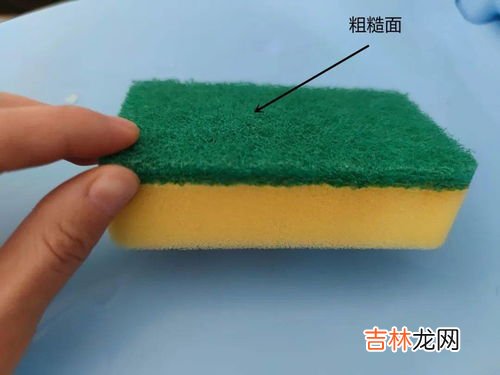 洗衣服时不小心把纸巾一起洗了怎么去除碎纸屑,衣服和纸巾放在洗衣机里洗搞的衣服都是纸屑怎么清除?
