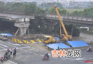 桥梁侧翻事故原因,湖北一高速桥梁侧翻，事发匝道去年曾加固，事故发生的主要原因是什么？