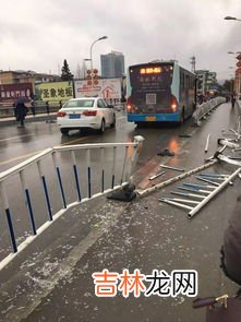 桥梁侧翻事故原因,湖北一高速桥梁侧翻，事发匝道去年曾加固，事故发生的主要原因是什么？