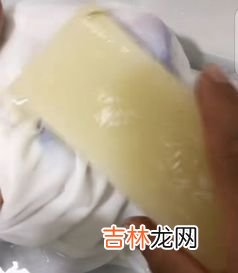黑笔水弄衣服上怎么洗,衣服被中性笔的黑笔水弄脏了，怎样才能洗掉？