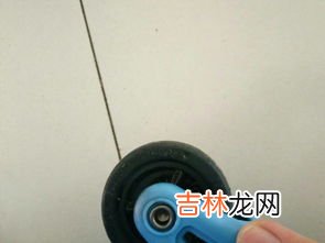 行李箱轮子被头发缠绕怎么办,行李箱的滚轮被头发缠住了,滚轮动不了
