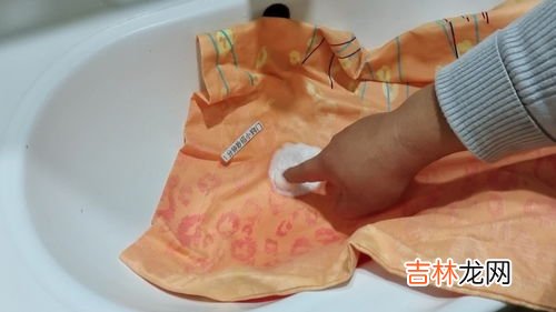 彻底清洗掉新鲜涸血渍的方法,血渍怎样清洗