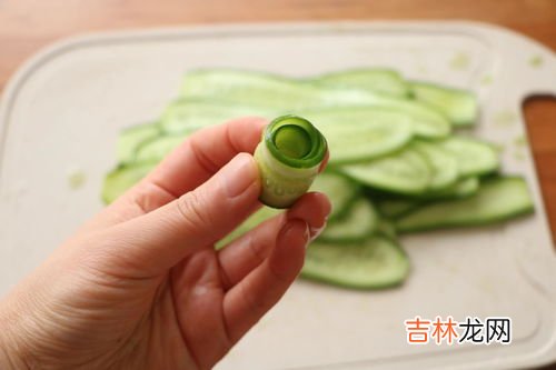 拂手黄瓜要削皮吗,佛手瓜要去皮吗怎么切比较好