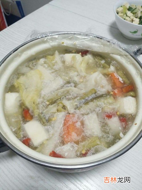 酸菜缸里起白膜怎么办,腌酸菜起了白膜,如何去除,保证不再产生?