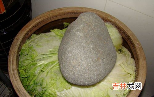 酸菜缸里起白膜怎么办,腌酸菜起了白膜，如何去除，保证不再产生？