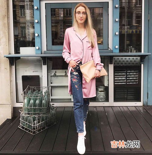 粉色上衣配什么颜色裤子,粉色长款上衣搭配什么颜色裤子好看