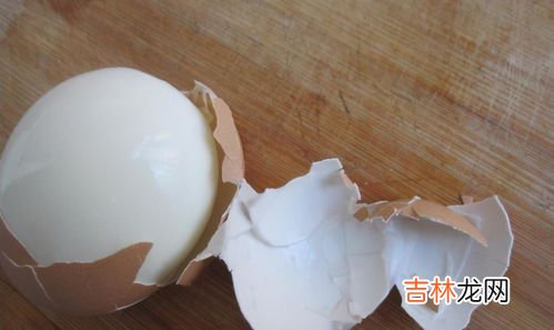 煮鸡蛋蛋黄发绿是怎么回事,煮熟的鸡蛋蛋黄表面变绿是为什么