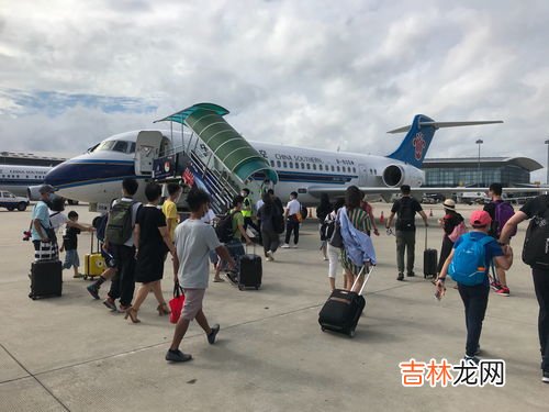 飞机后三排为什么不能坐,为什么坐飞机不能选太后面的座位?