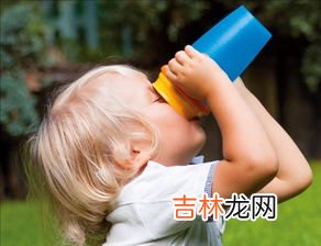 怎么训练宝宝使用吸管杯,如何锻炼宝宝用吸管杯怎么锻炼宝宝用吸管杯