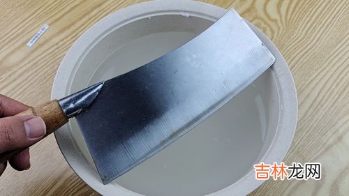 教你一招让菜刀锋利无比,怎么才能把家里的菜刀磨的刀刃锋利如新？