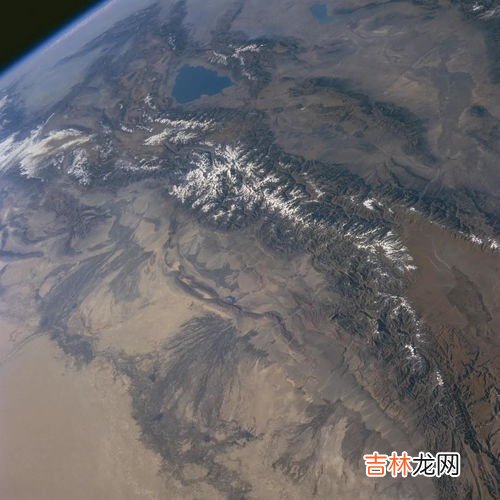 三山夹两盆三山指什么,新疆号称‘三山夹两盆‘’’，三山是指哪三山？两盆是哪两盆？