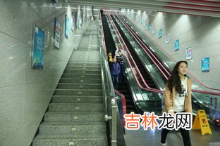 乘坐扶梯应该靠哪边站立,乘坐自动扶梯时,应站立在什么位置
