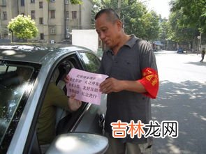 乘坐扶梯应该靠哪边站立,乘坐自动扶梯时,应站立在什么位置
