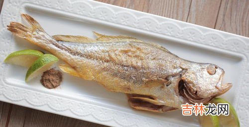 煎鱼总会炸油有什么办法处理吗,煎鱼和炸鱼的时候怎么办鱼皮才能不掉，求通俗易懂答案，不要粘贴过来的啊