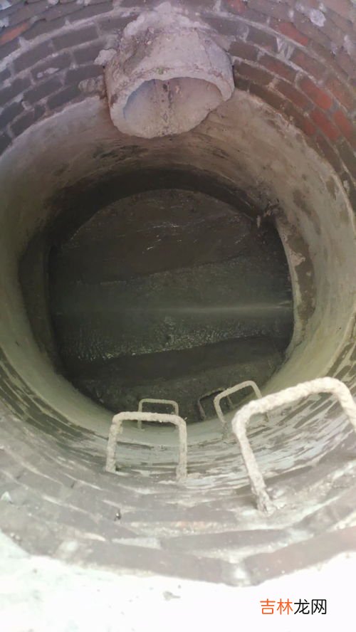 下水道水泥堵死了怎么疏通,下水道被水泥堵了，怎么办？