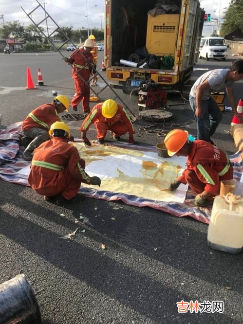 下水道水泥堵死了怎么疏通,下水道被水泥堵了，怎么办？