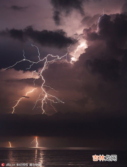 在外面时天上打雷该躲进哪里,下雨打雷的时候一个人我该往哪躲？