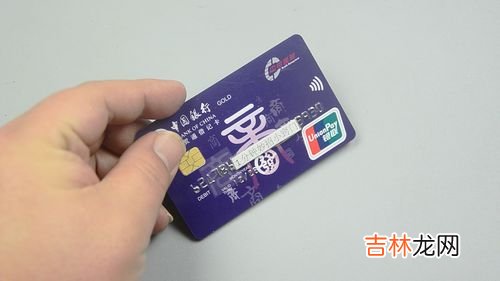 钱存银行卡还存折好,把钱存在存折里好还是存在银行卡里好?