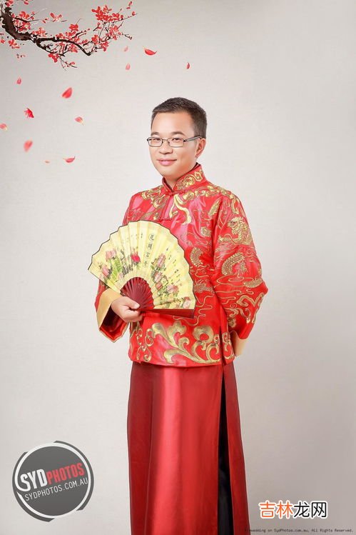 结婚应该穿秀禾服还是婚纱,结婚当天穿秀禾服还是婚纱?