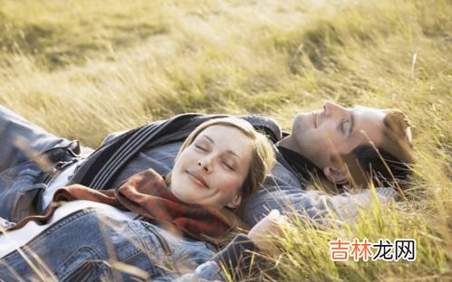 老人家每天早晨晒太阳的好处,为什么老年人要尽量多晒太阳？经常晒太阳对老年人有什么好处？