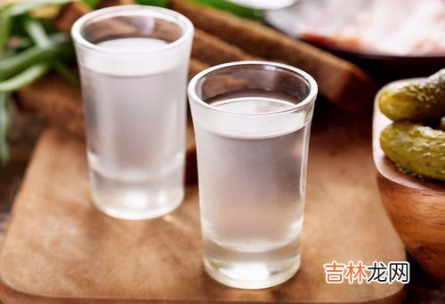 白酒里有絮状物能喝吗,84年五粮液酒中有悬浮物能喝吗