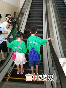 被困在电梯里第一件事要做是什么,被困电梯间该怎么办
