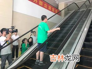 被困在电梯里第一件事要做是什么,被困电梯间该怎么办