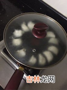 煎饺子怎么不粘锅,如何煎饺子才不会粘锅又不硬皮呢?
