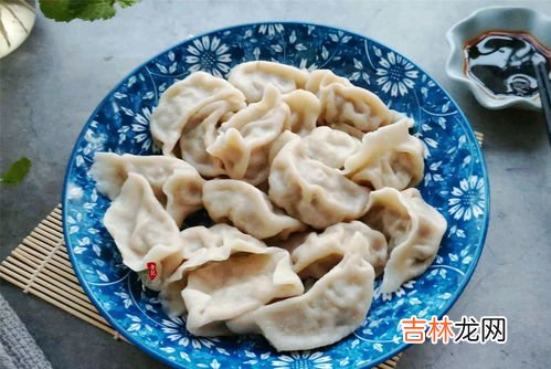 煎饺子怎么不粘锅,如何煎饺子才不会粘锅又不硬皮呢?