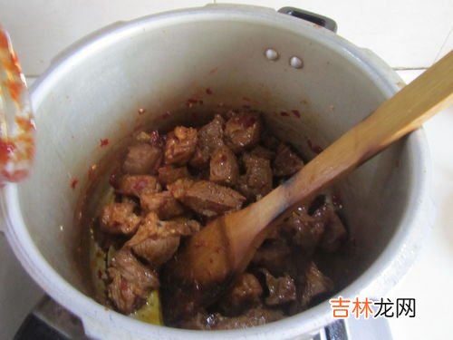 冬天猪肉常温保存多久,在常温状态下，猪肉能存放多长时间？