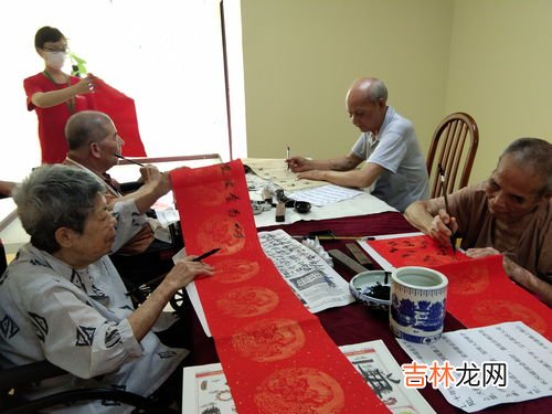 老人年迈进养老院的好处与坏处,敬老院的好处和缺点?