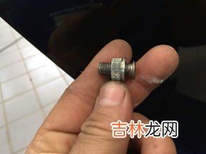 门嘎吱嘎吱响怎么滴油,家里的门一开一关老是吱吱响怎样解决啊？