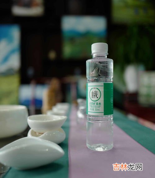 用矿泉水来洗脸会有好处吗,矿泉水洗脸对皮肤有什么好处 天天用矿泉水敷脸好吗