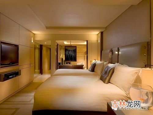 住酒店怎样去发现有没有被偷窥,湖北一酒店男员工买7台设备偷拍女住客,入住酒店如何识别隐藏摄像头?