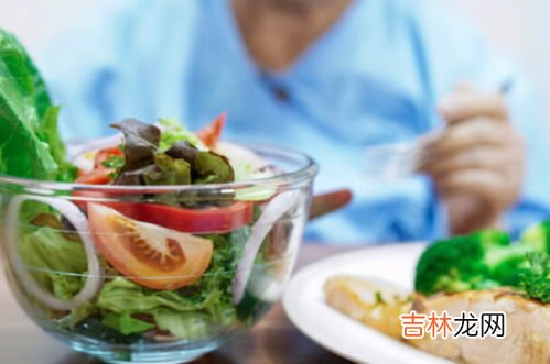 怎样给老人搭配营养,老人的饮食一定要注意营养均衡，老人每天的食物怎么搭配着吃呢？