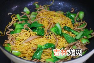 超市买的炒面还用煮吗,夜市上炒的那种炒面，炒之前需要用水煮吗，还是直接炒？谁会做？