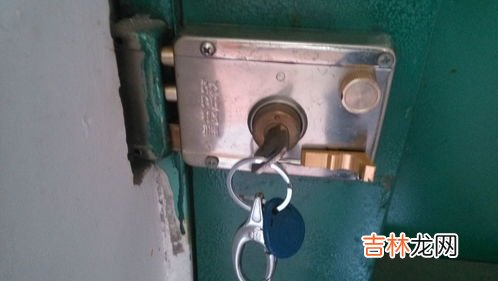 钥匙在锁芯里拔不出来怎么办,门钥匙卡在锁芯里面了,转不动,也拔不出来了,怎么办?