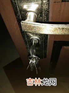 钥匙在锁芯里拔不出来怎么办,门钥匙卡在锁芯里面了,转不动,也拔不出来了,怎么办?