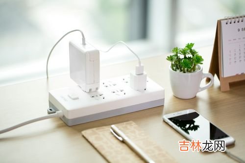 充电器常插在插座上会危险吗,充电器总是插在插座上，这些危害你可知？不要因小失大