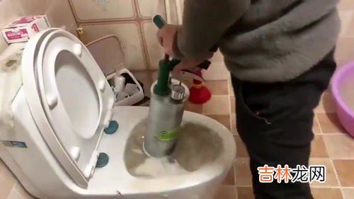 马桶堵了但还缓慢下水怎么办,马桶堵了但还缓慢下水