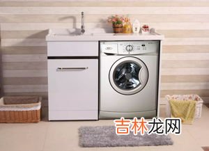 洗衣机洗出来的衣服常沾有毛絮是什么原因,洗衣机洗衣服总有絮状物、小碎渣粘在衣服是怎么回事？