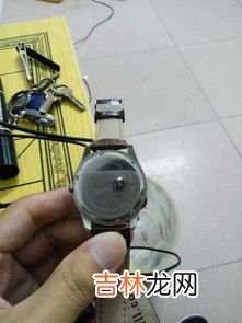 带钥匙的白酒盖怎么打开,老村长白酒的瓶盖怎么打开